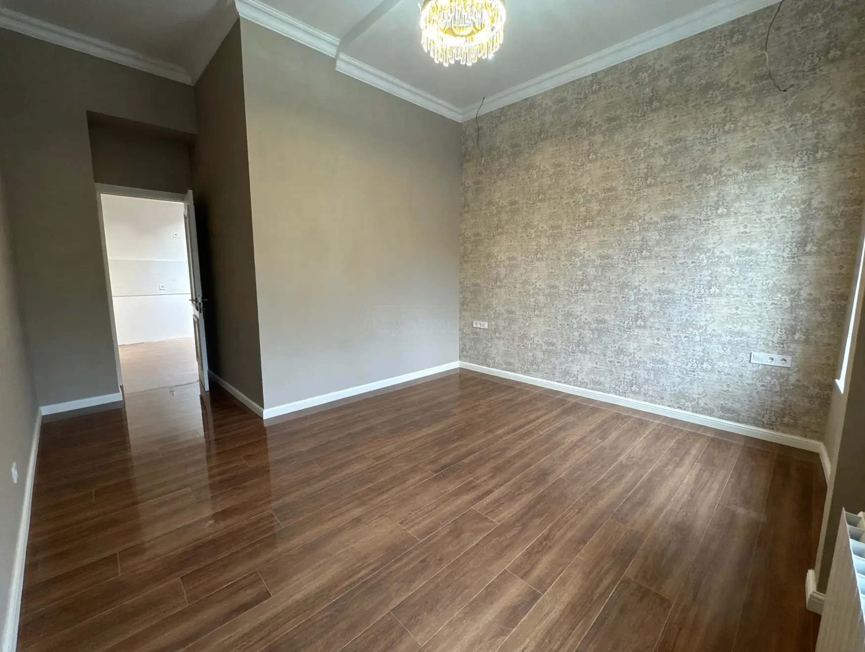 2-room apartment for sale on Tsinamdzghvrishvili Street, Chugureti, Tbilisi — room with accent wallpaper wall and doorway to the kitchen