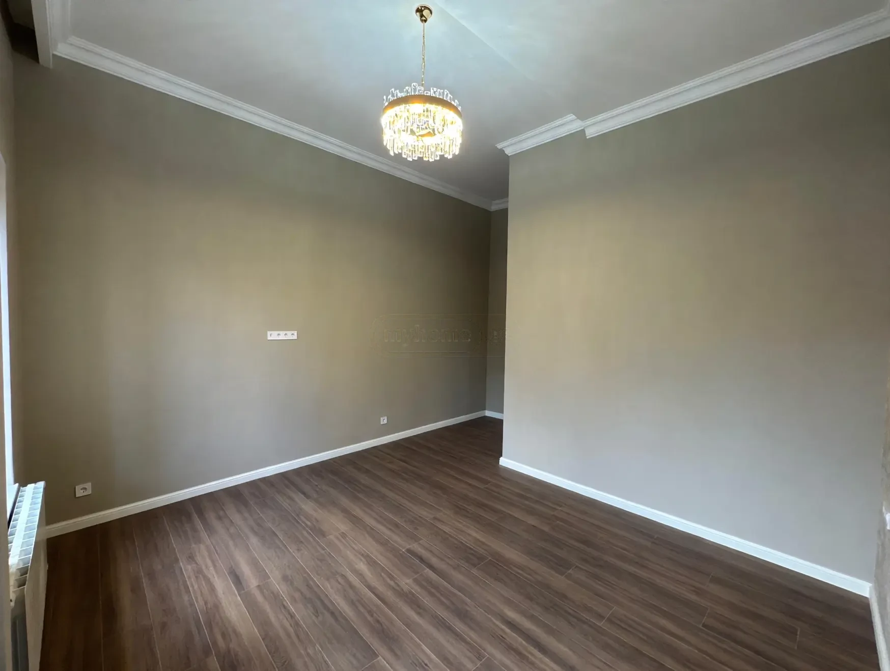 2-room apartment for sale on Tsinamdzghvrishvili Street, Chugureti, Tbilisi — spacious room with crystal chandelier and new flooring