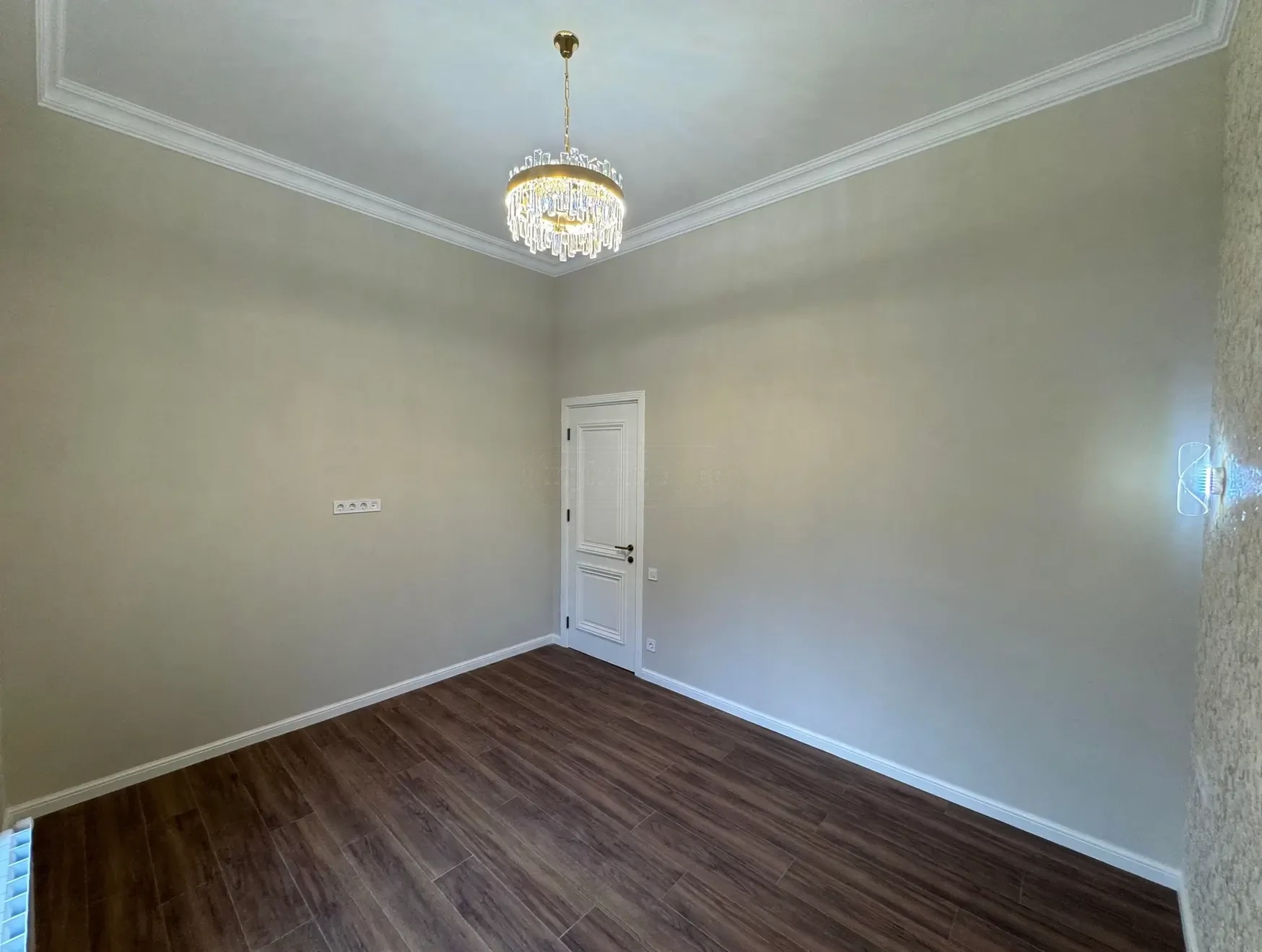 2-room apartment for sale on Tsinamdzghvrishvili Street, Chugureti, Tbilisi — bedroom with classic mouldings and chandelier