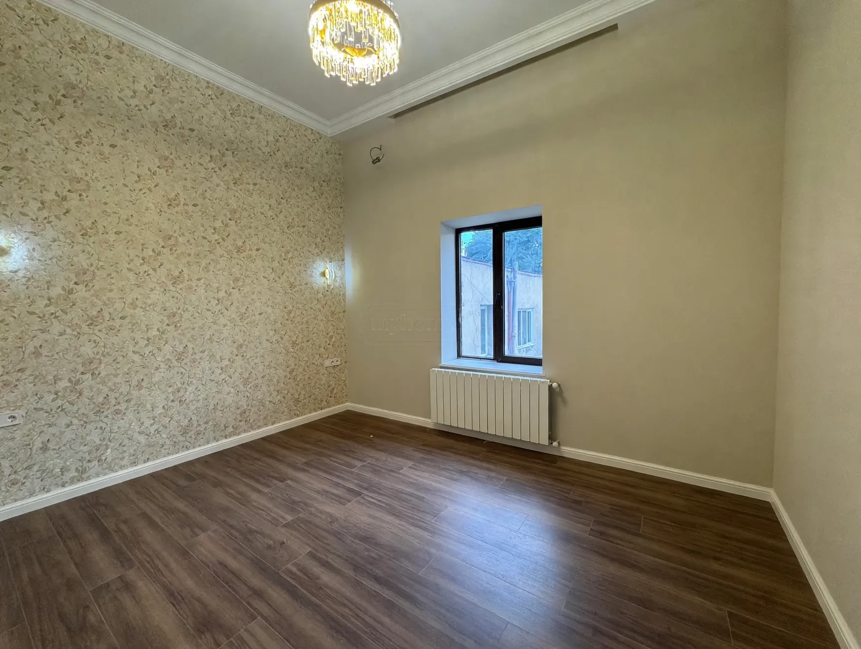 2-room apartment for sale on Tsinamdzghvrishvili Street, Chugureti, Tbilisi — bedroom with floral wallpaper and garden-view window