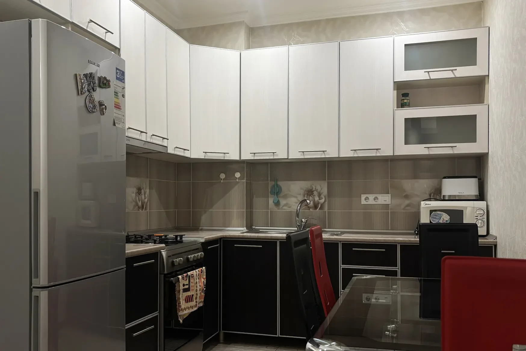 3-room apartment for rent on Chavchavadze Avenue 5, Vake, Tbilisi — fitted kitchen with gas stove, oven and microwave