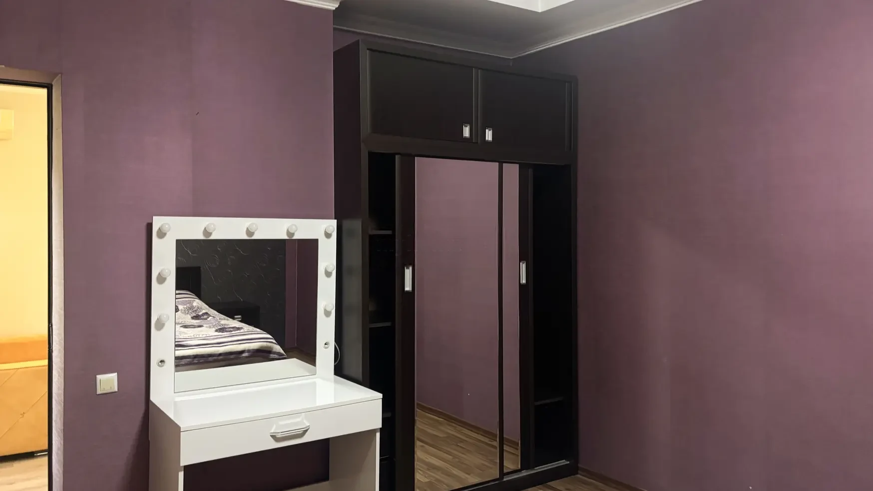 3-room apartment for rent on Chavchavadze Avenue 5, Vake, Tbilisi — bedroom with vanity table and mirrored sliding wardrobe