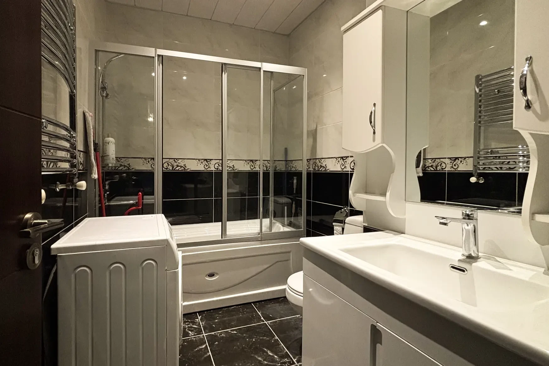 3-room apartment for rent on Chavchavadze Avenue 5, Vake, Tbilisi — bathroom with bathtub, glass shower screen and washing machine