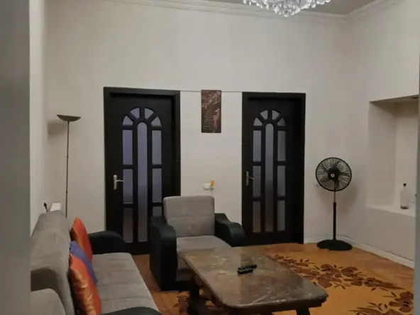 3-room apartment for rent on Javakhishvili Street 38, Chugureti, Tbilisi — living room with chandelier