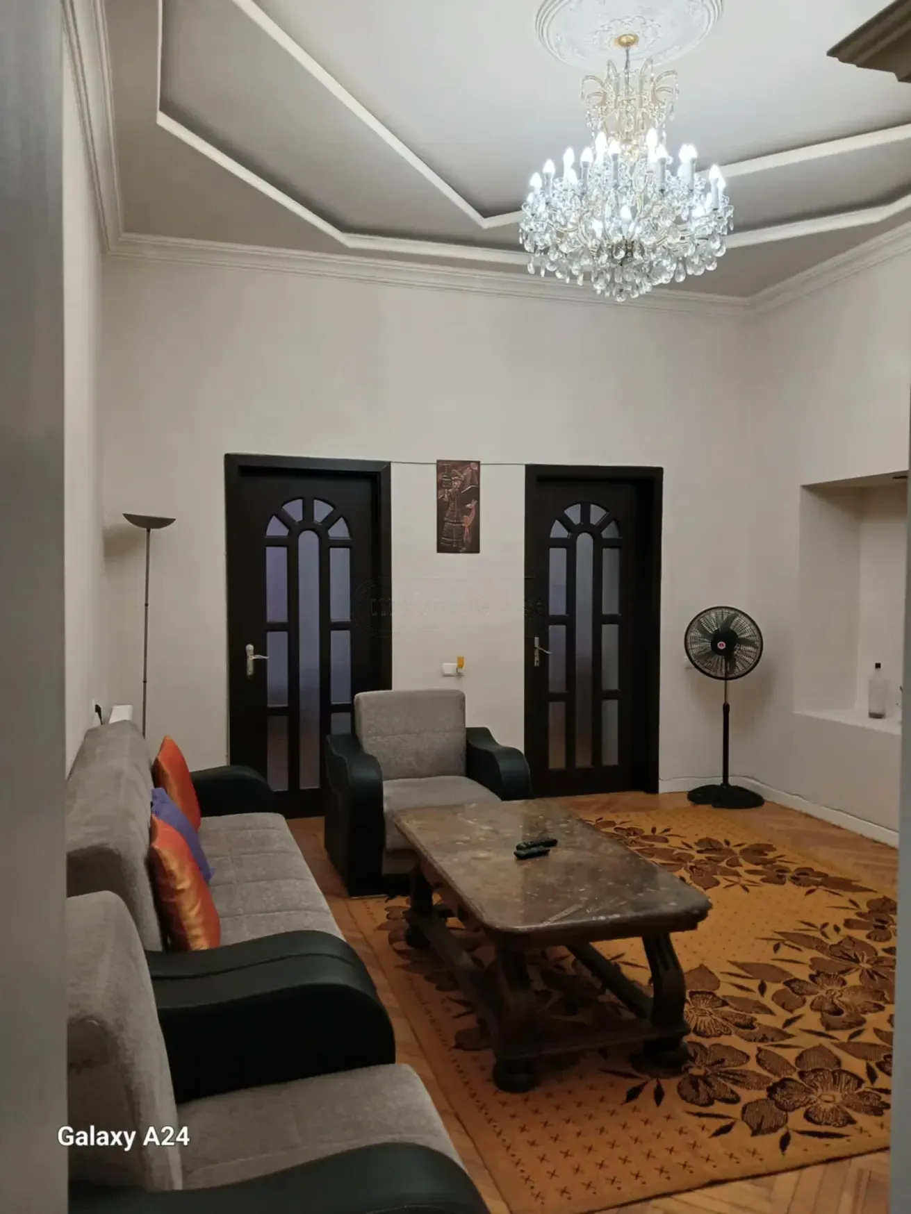 3-room apartment for rent on Javakhishvili Street 38, Chugureti, Tbilisi — living room with chandelier