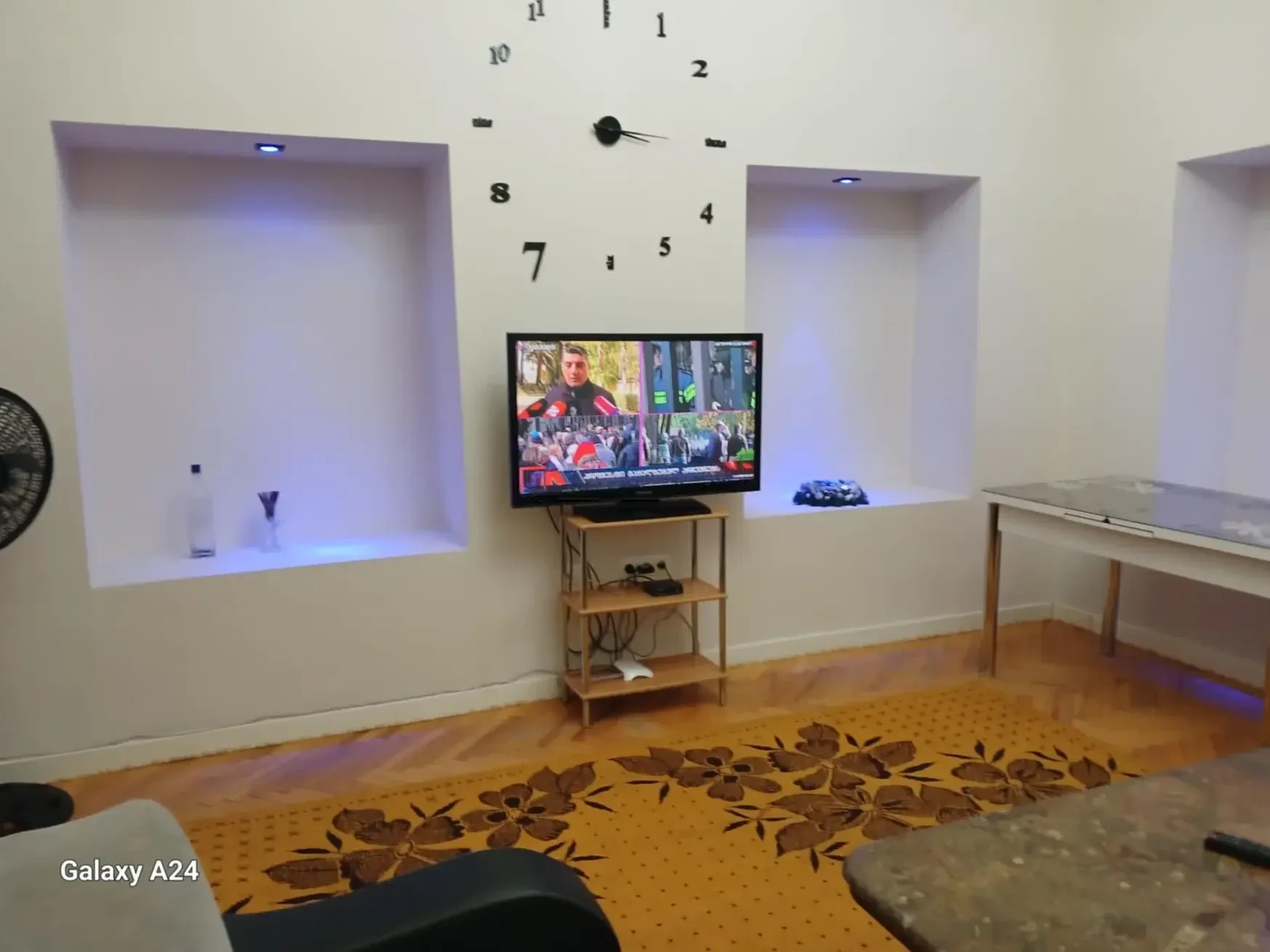 3-room apartment for rent on Javakhishvili Street 38, Chugureti, Tbilisi — living room with TV