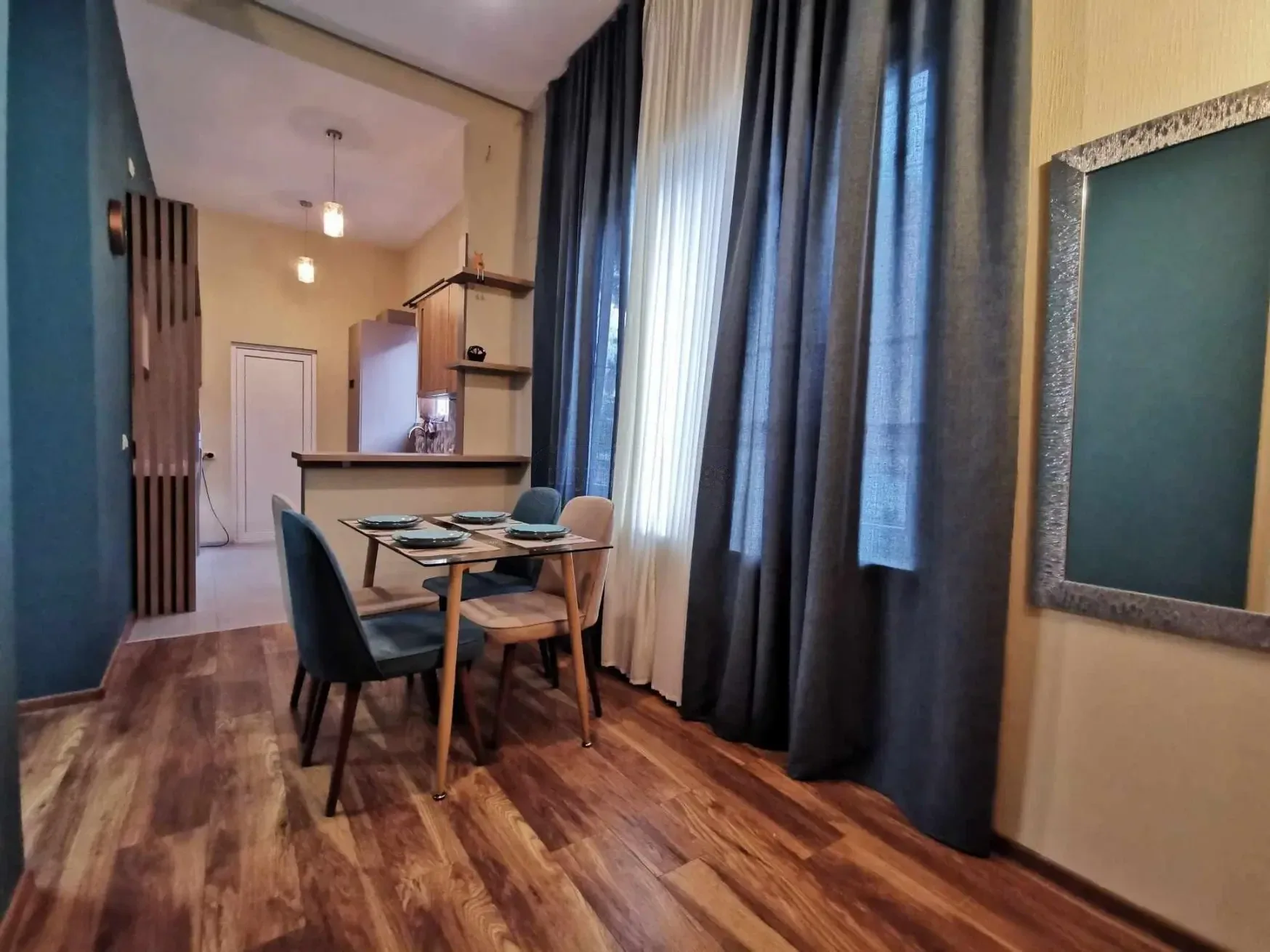 3-room apartment for rent on Ninoshvili Street, Chugureti, Tbilisi — dining corner by the window