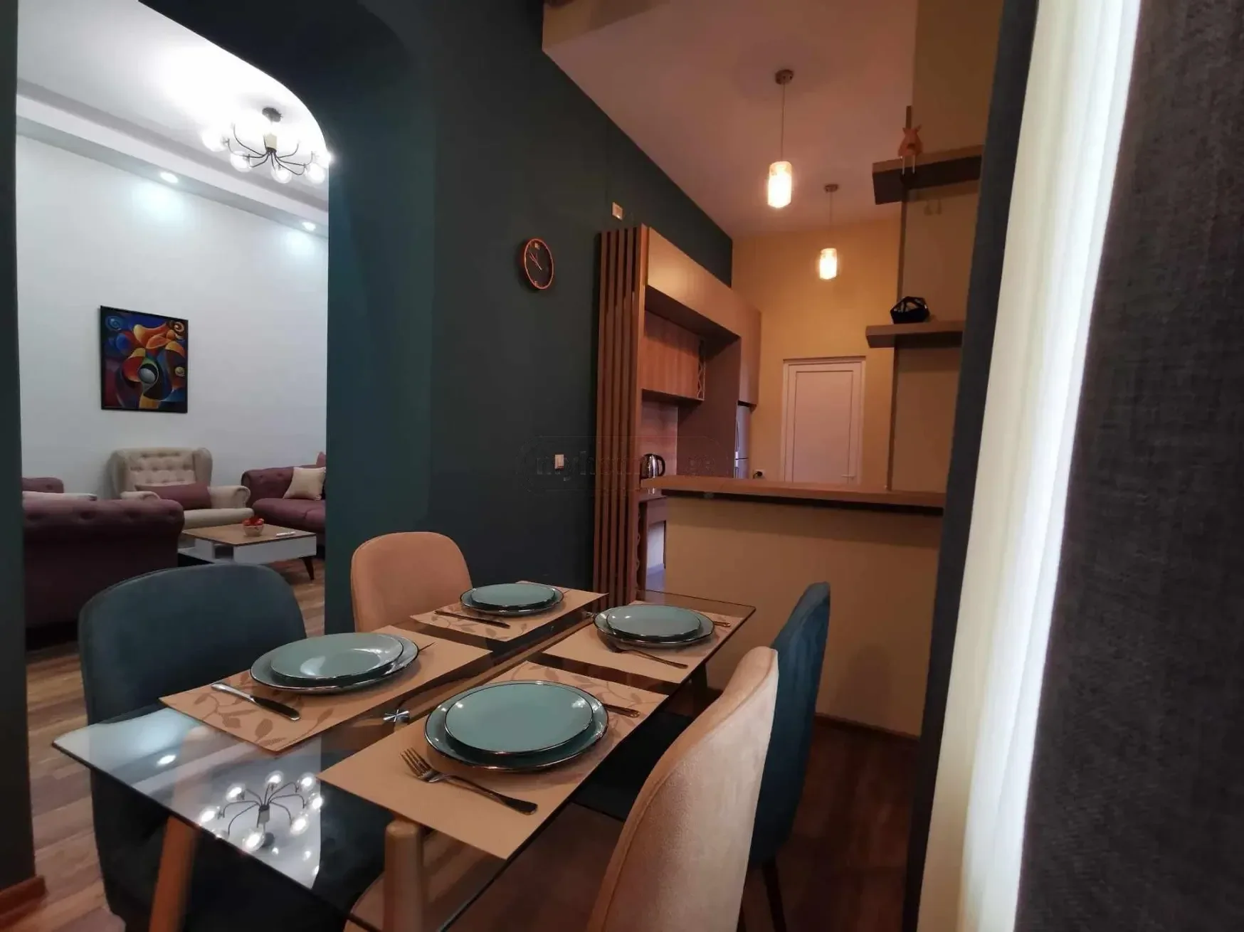 3-room apartment for rent on Ninoshvili Street, Chugureti, Tbilisi — dining table and kitchen bar
