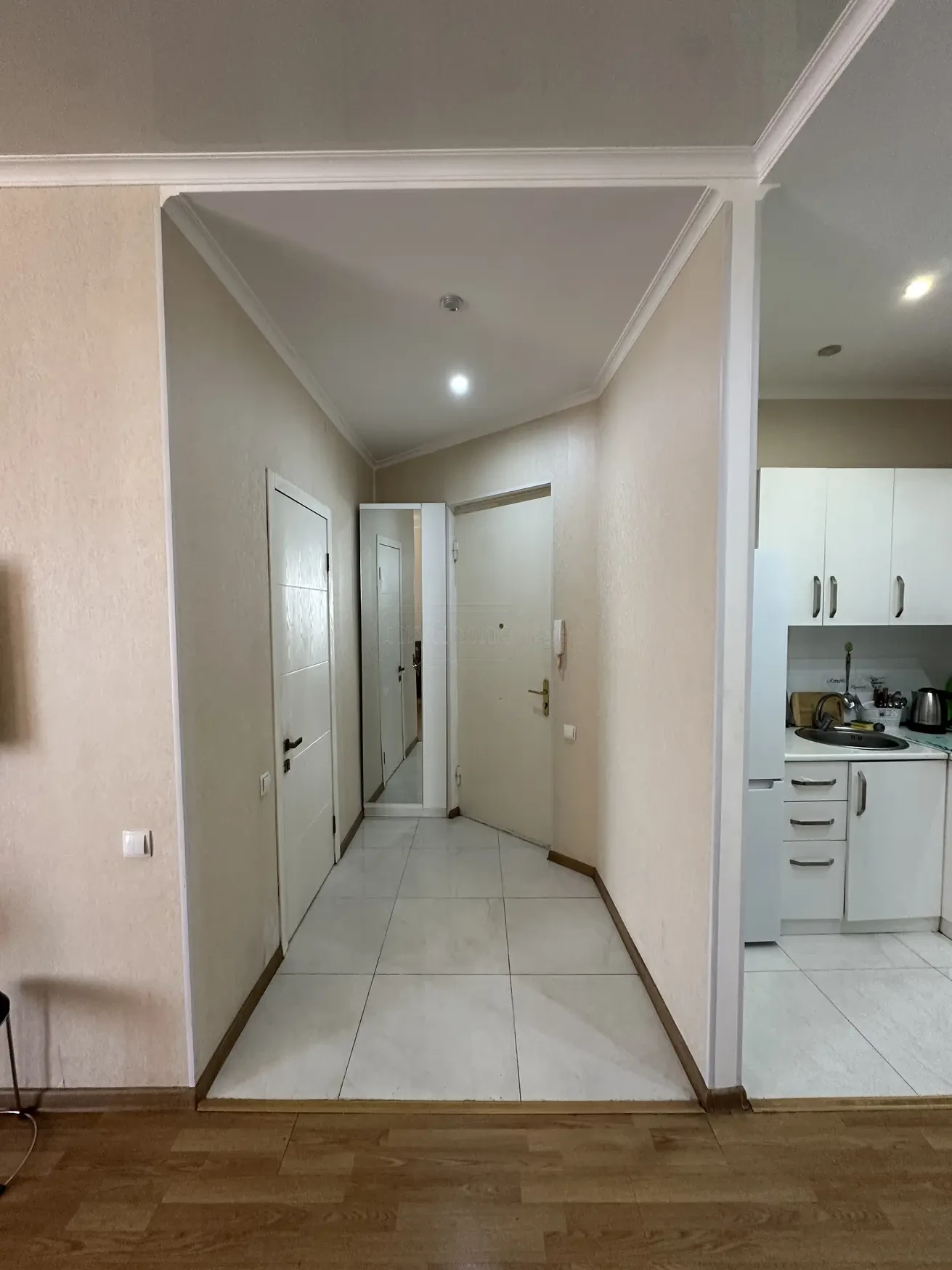 3-room apartment for rent on Shartava Street, Saburtalo, Tbilisi — entrance hallway with tiled floor