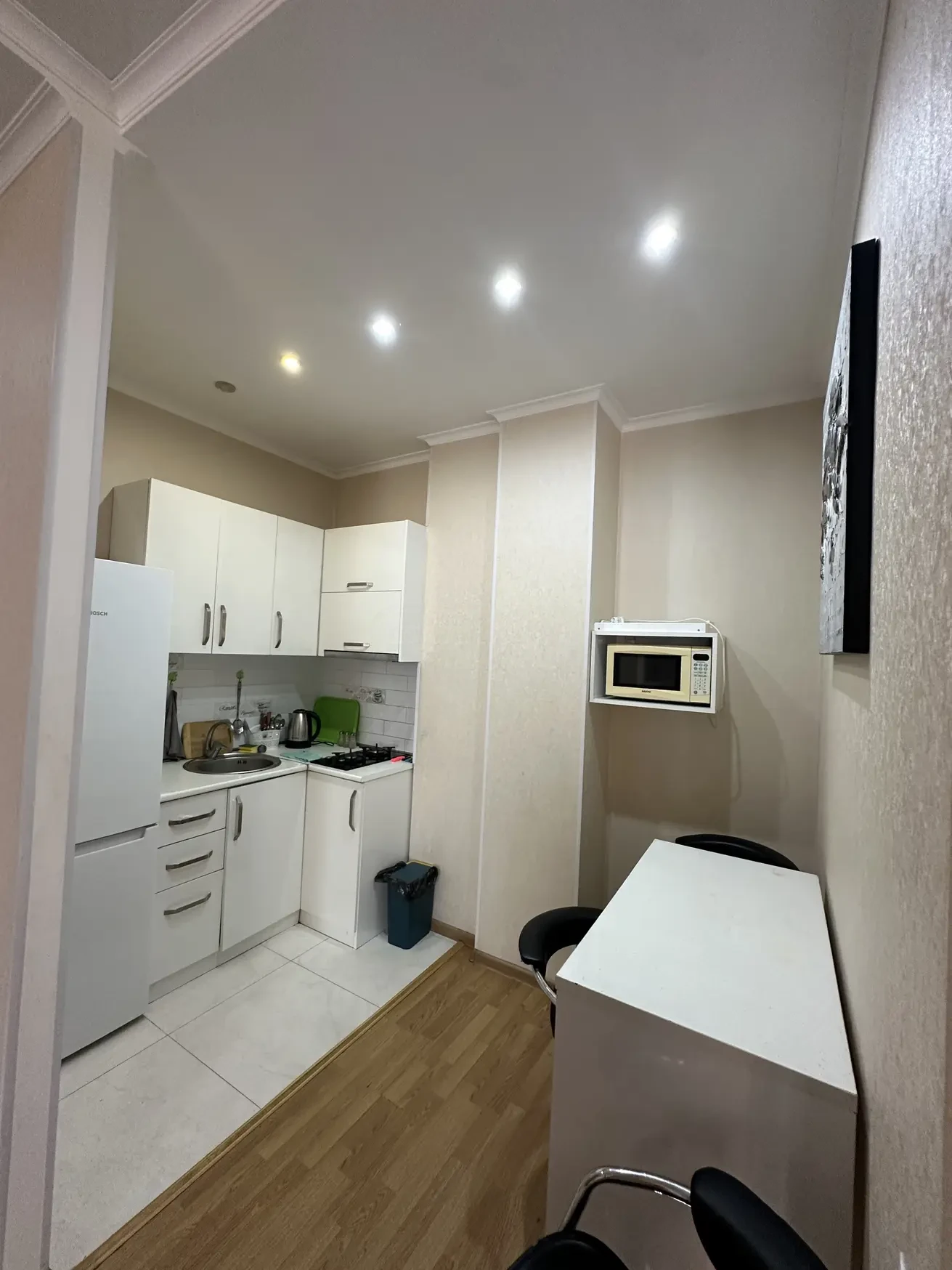 3-room apartment for rent on Shartava Street, Saburtalo, Tbilisi — kitchen with fridge, gas hob and microwave