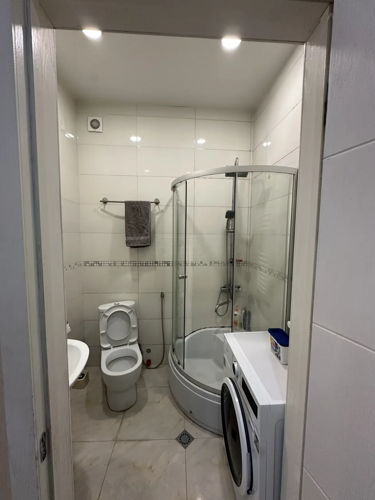 3-room apartment for rent on Shartava Street, Saburtalo, Tbilisi — bathroom with shower cabin and washing machine