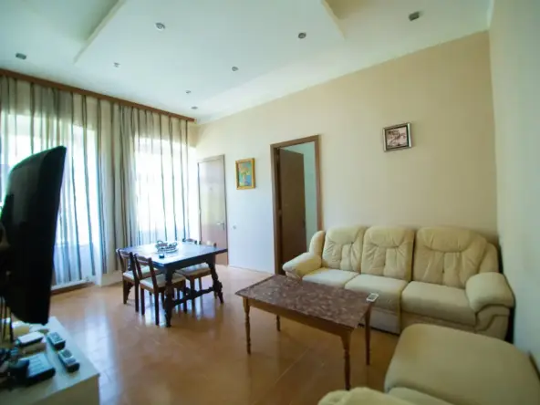 3-room apartment for rent on Tovstonogovi Street, Chugureti, Tbilisi — living room with sofa and dining table