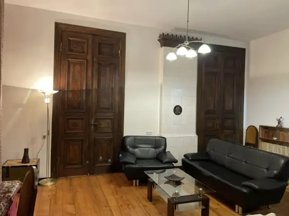 3-room apartment for rent on Tsinamdzghvrishvili Street, Chugureti, Tbilisi — living room with leather sofas