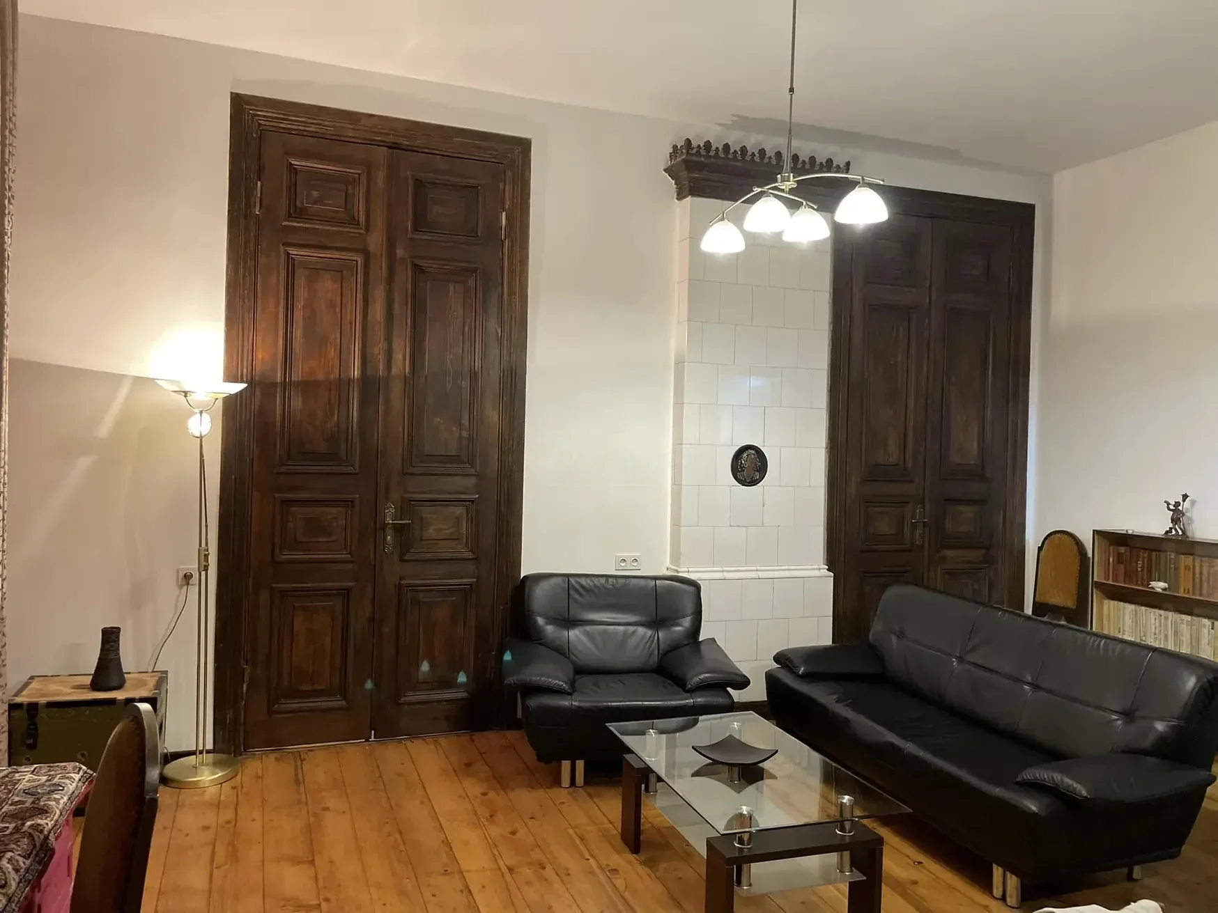 3-room apartment for rent on Tsinamdzghvrishvili Street, Chugureti, Tbilisi — living room with leather sofas