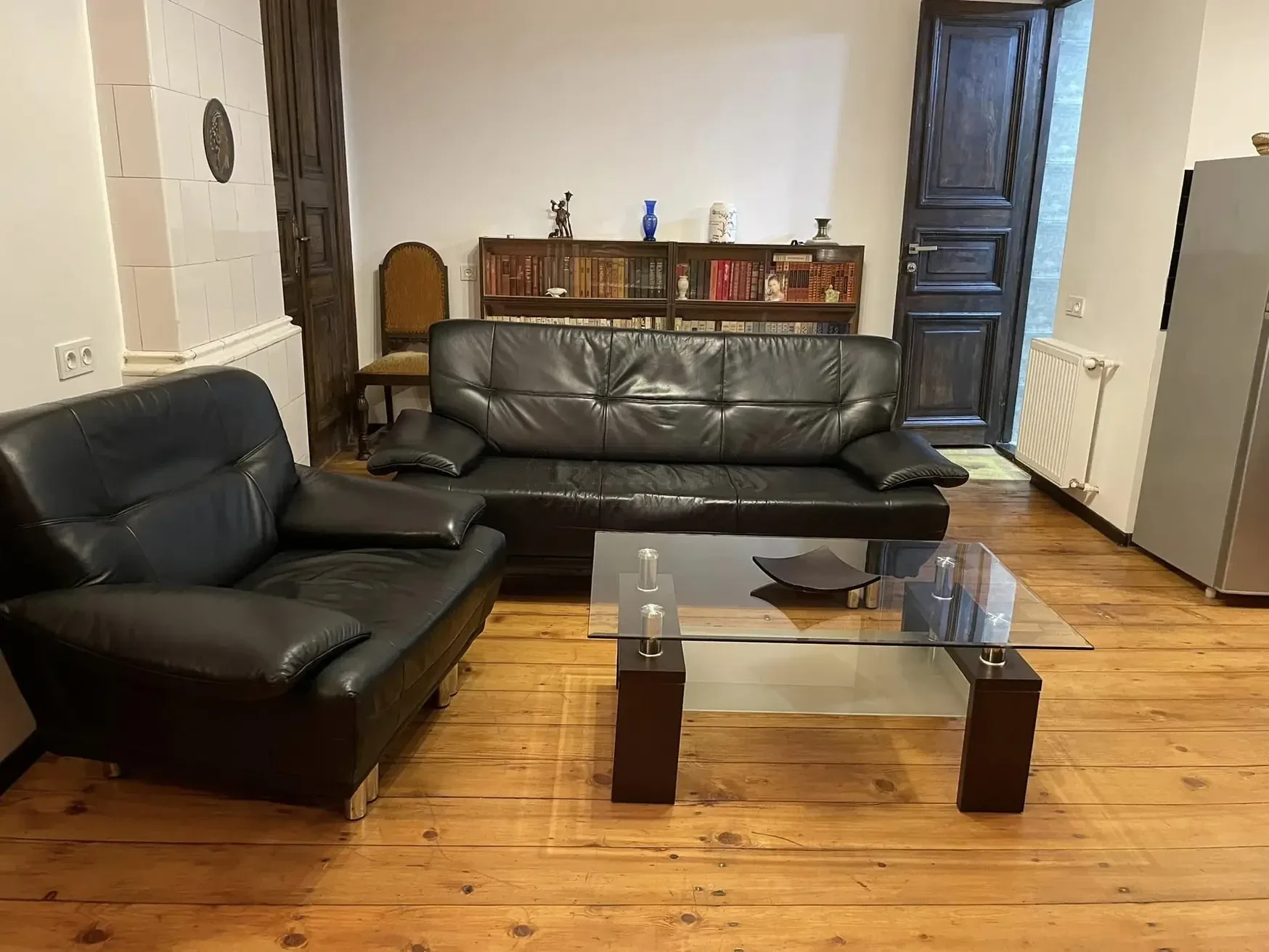 3-room apartment for rent on Tsinamdzghvrishvili Street, Chugureti, Tbilisi — living room with sofas and fridge