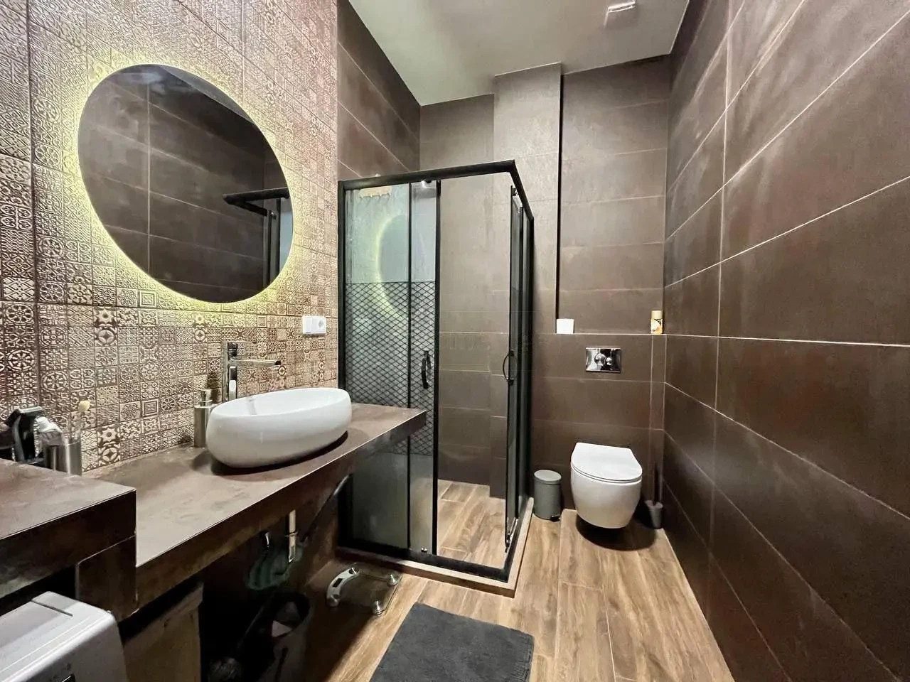 3-room apartment for sale on Chavchavadze Avenue, Vake, Tbilisi — bathroom with walk-in shower