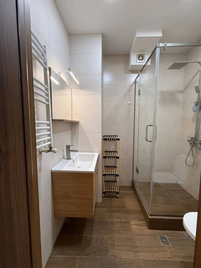 3-room apartment for sale on Chavchavadze Avenue, Vake, Tbilisi — bathroom with walk-in shower