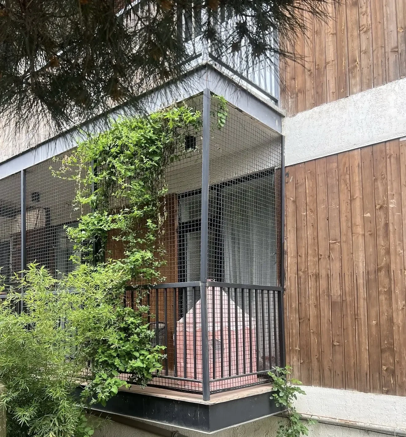 3-room apartment for sale on Marabda Street, Vake, Tbilisi — greenery-covered balcony seen from outside