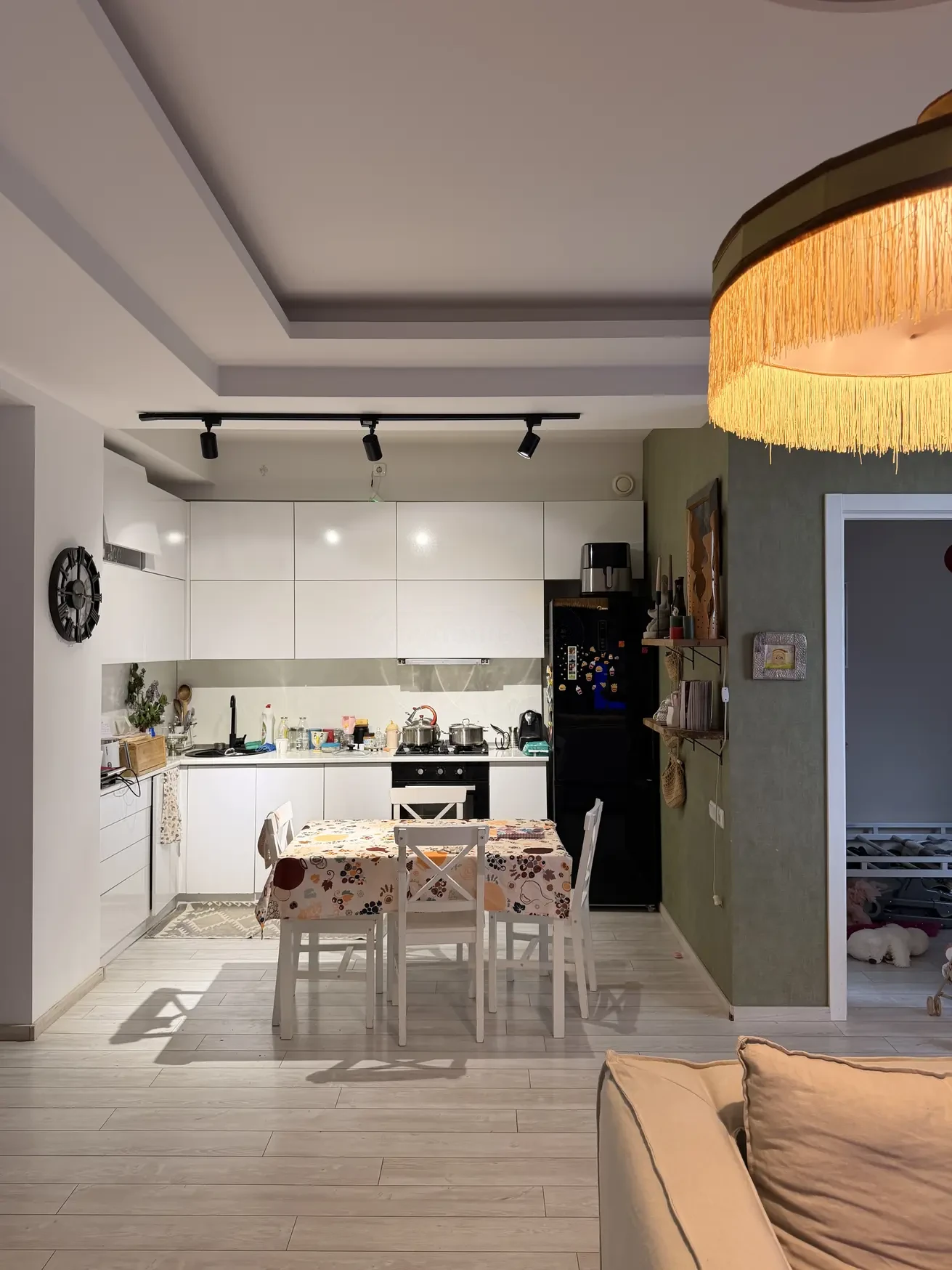 3-room apartment for sale on Marabda Street, Vake, Tbilisi — open-plan kitchen and dining area