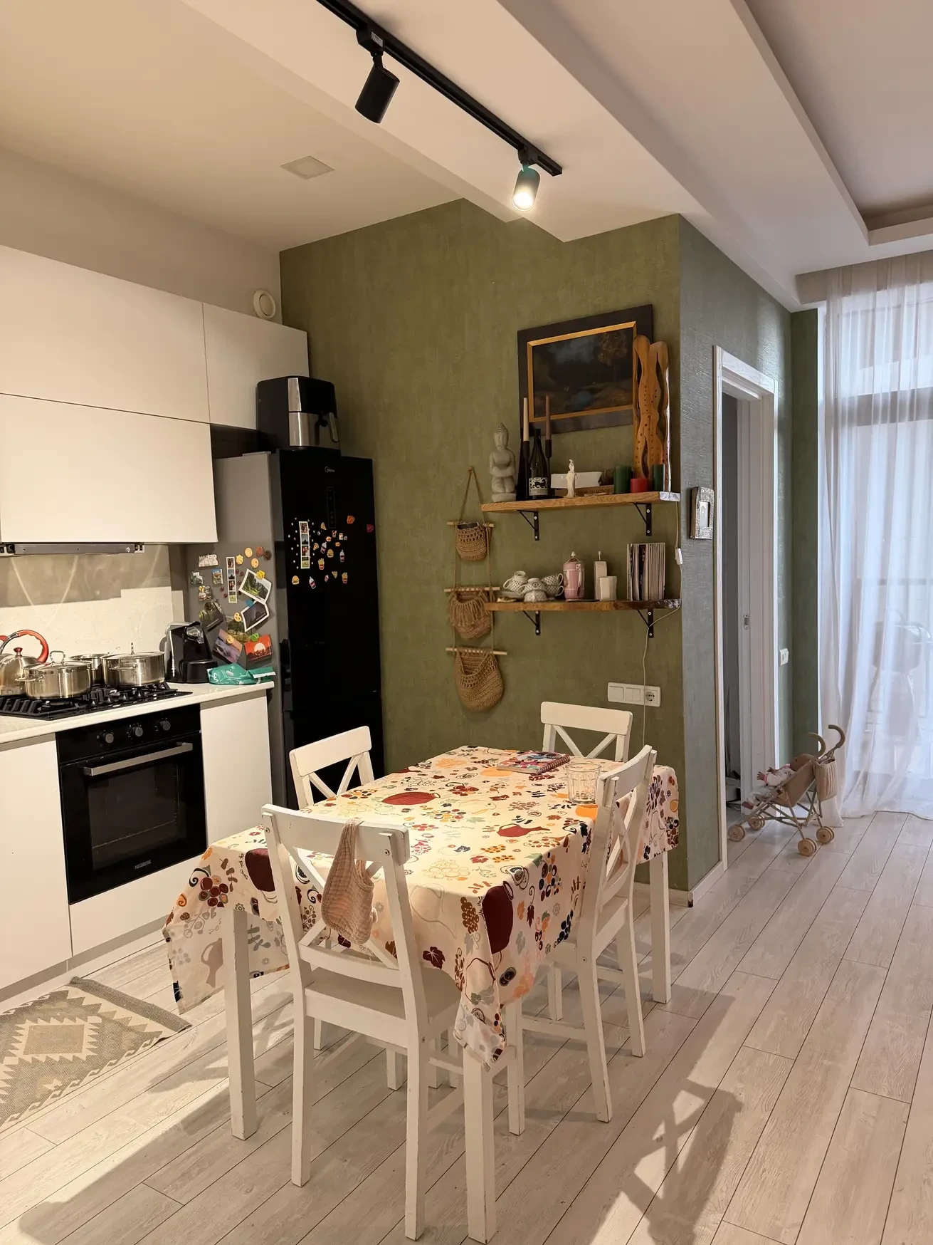3-room apartment for sale on Marabda Street, Vake, Tbilisi — dining corner with green accent wall and open shelves