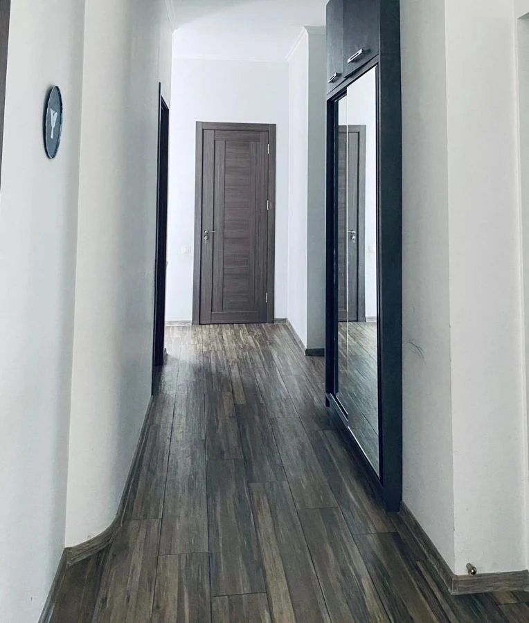 3-room apartment for sale on Marabda Street, Vake, Tbilisi — hallway with full-length mirror leading to the bedrooms