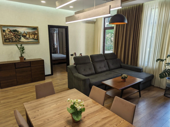 3-room apartment for sale on Mtskheta Street, Vake, Tbilisi — living room and dining area