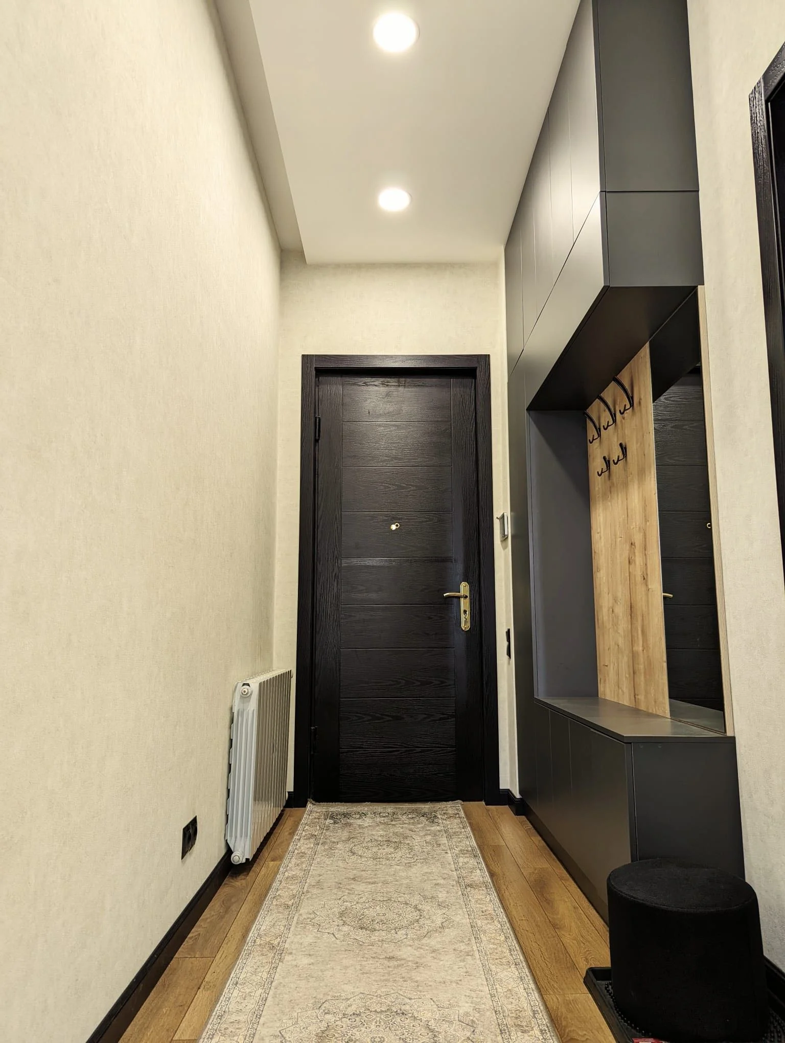 3-room apartment for sale on Mtskheta Street, Vake, Tbilisi — entrance hall with built-in storage