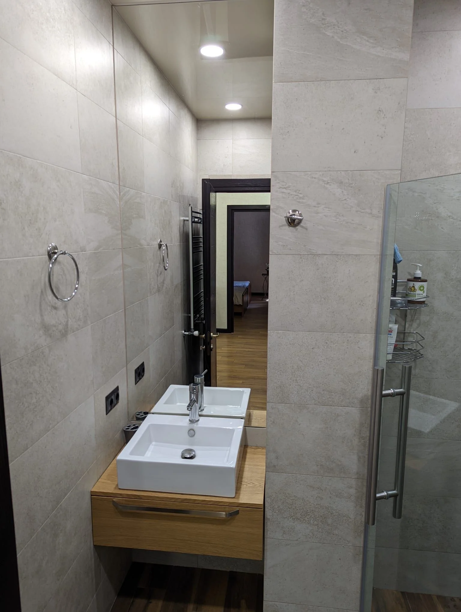 3-room apartment for sale on Mtskheta Street, Vake, Tbilisi — bathroom with vanity and shower