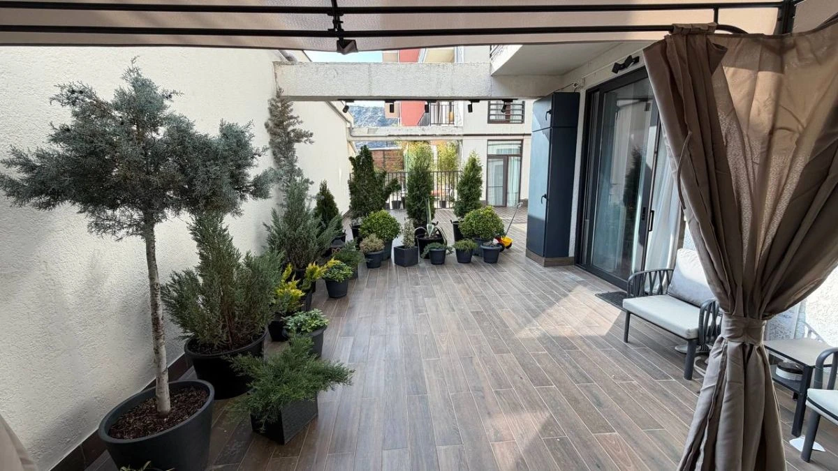 3-room apartment for sale on Nino Zhvania Street, Vake, Tbilisi — terrace with planted seating area