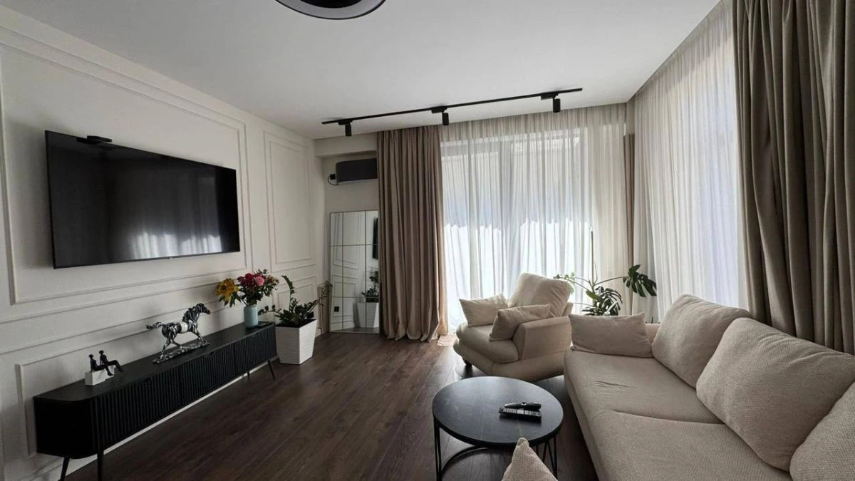 3-room apartment for sale on Nino Zhvania Street, Vake, Tbilisi — living room with floor-to-ceiling windows