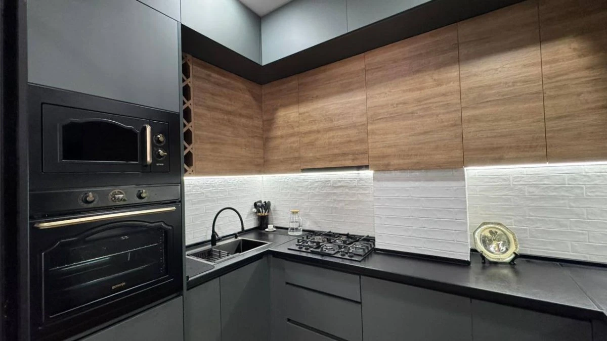 3-room apartment for sale on Nino Zhvania Street, Vake, Tbilisi — fitted kitchen with built-in oven and gas hob