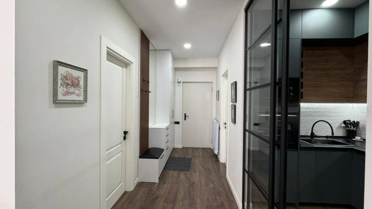 3-room apartment for sale on Nino Zhvania Street, Vake, Tbilisi — entrance hall with glass-partitioned kitchen