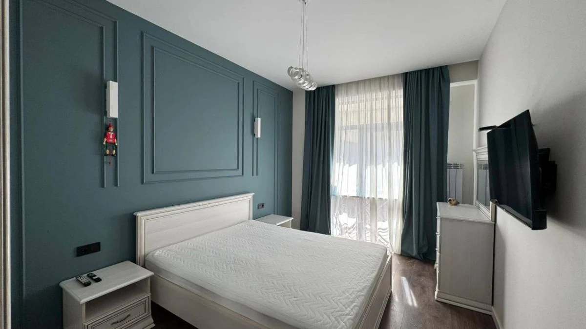 3-room apartment for sale on Nino Zhvania Street, Vake, Tbilisi — main bedroom with panelled accent wall