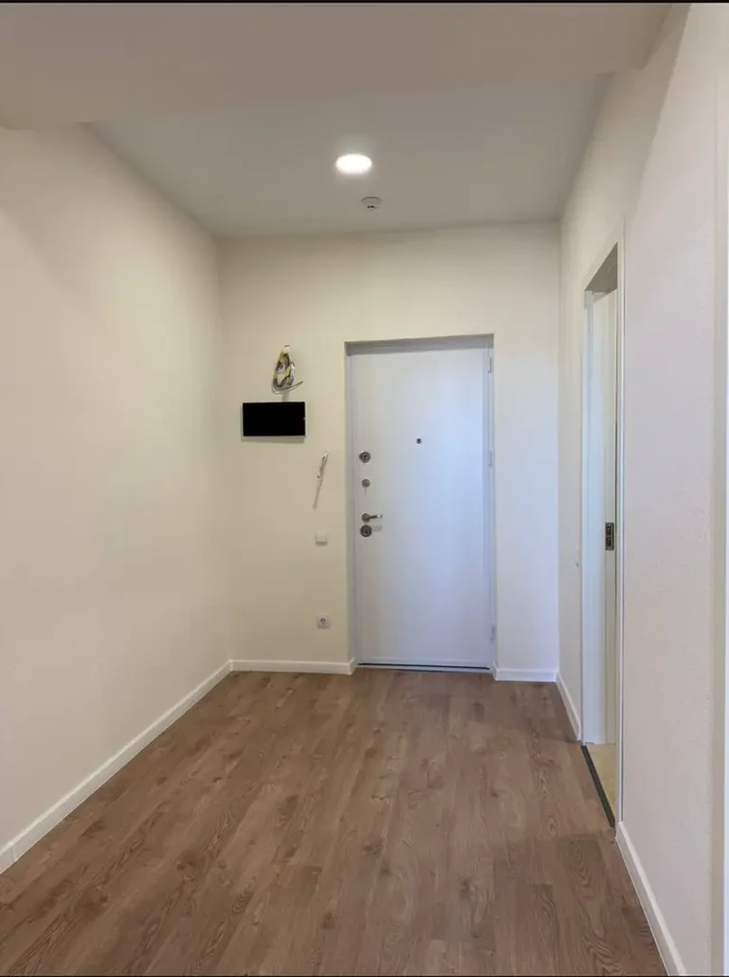3-room apartment for sale on Shartava Street 43, Saburtalo, Tbilisi - entrance hall with oak-look flooring