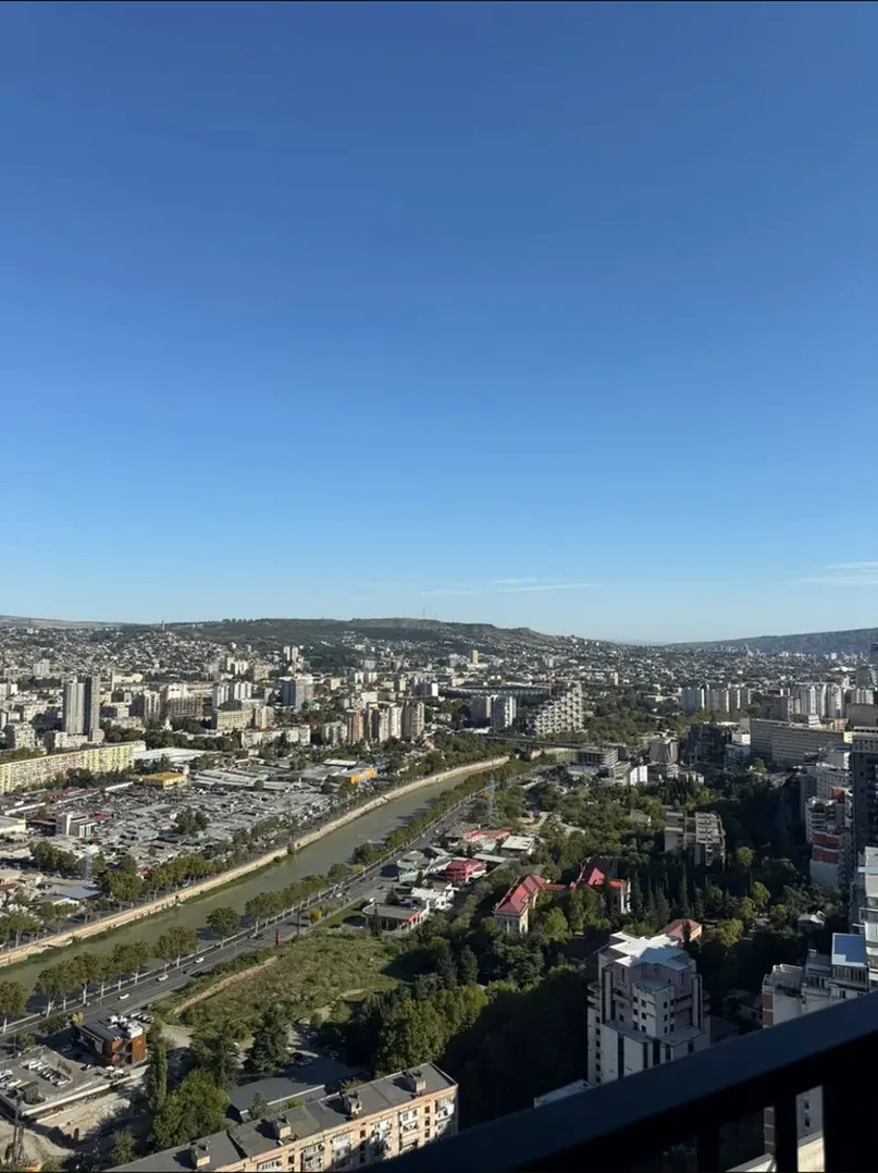 3-room apartment for sale on Shartava Street 43, Saburtalo, Tbilisi - daytime panoramic view over Tbilisi from the 35th floor