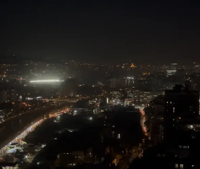 3-room apartment for sale on Shartava Street 43, Saburtalo, Tbilisi - night view over the city from the balcony