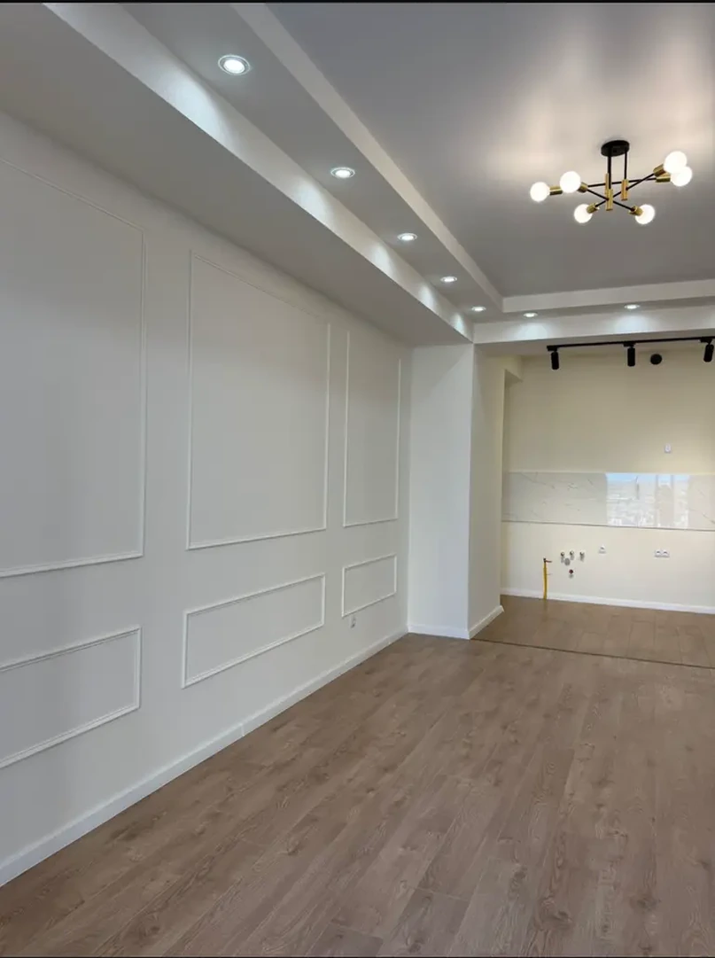 3-room apartment for sale on Shartava Street 43, Saburtalo, Tbilisi - living room with decorative wall panelling