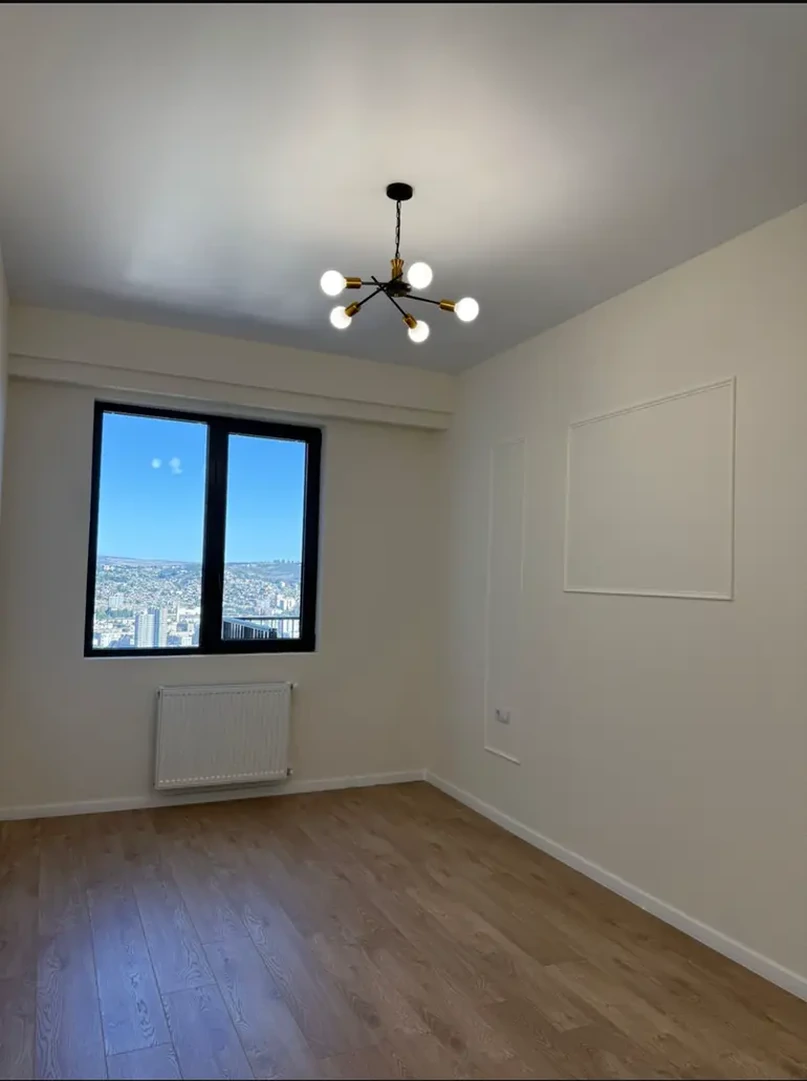 3-room apartment for sale on Shartava Street 43, Saburtalo, Tbilisi - second bedroom with window and radiator
