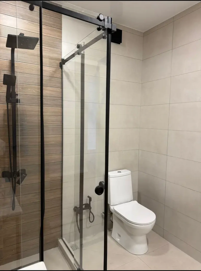 3-room apartment for sale on Shartava Street 43, Saburtalo, Tbilisi - bathroom shower enclosure and WC