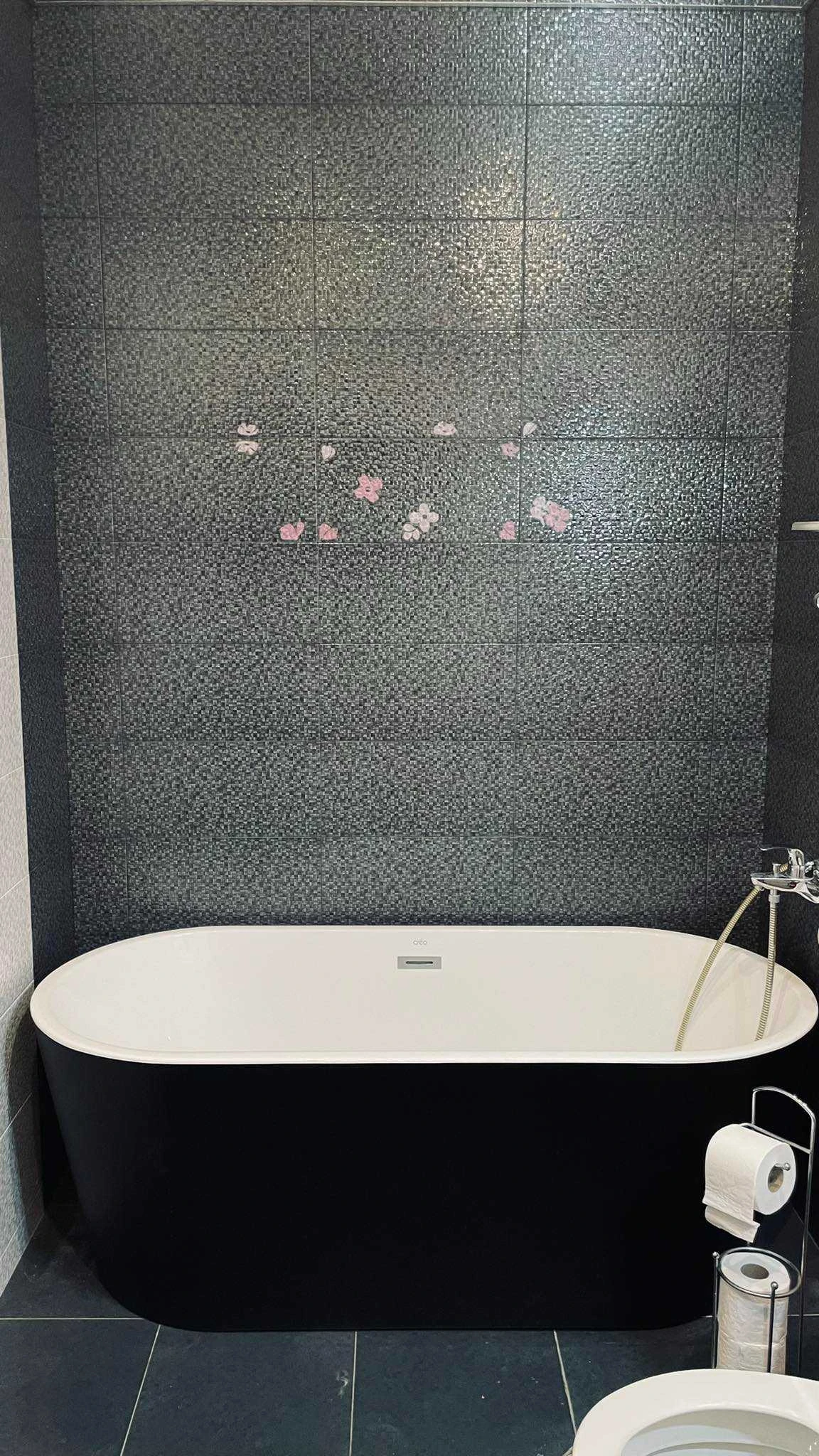 4-room apartment for rent on Titsian Tabidze Street 61, Vake, Tbilisi — bathroom with freestanding bathtub