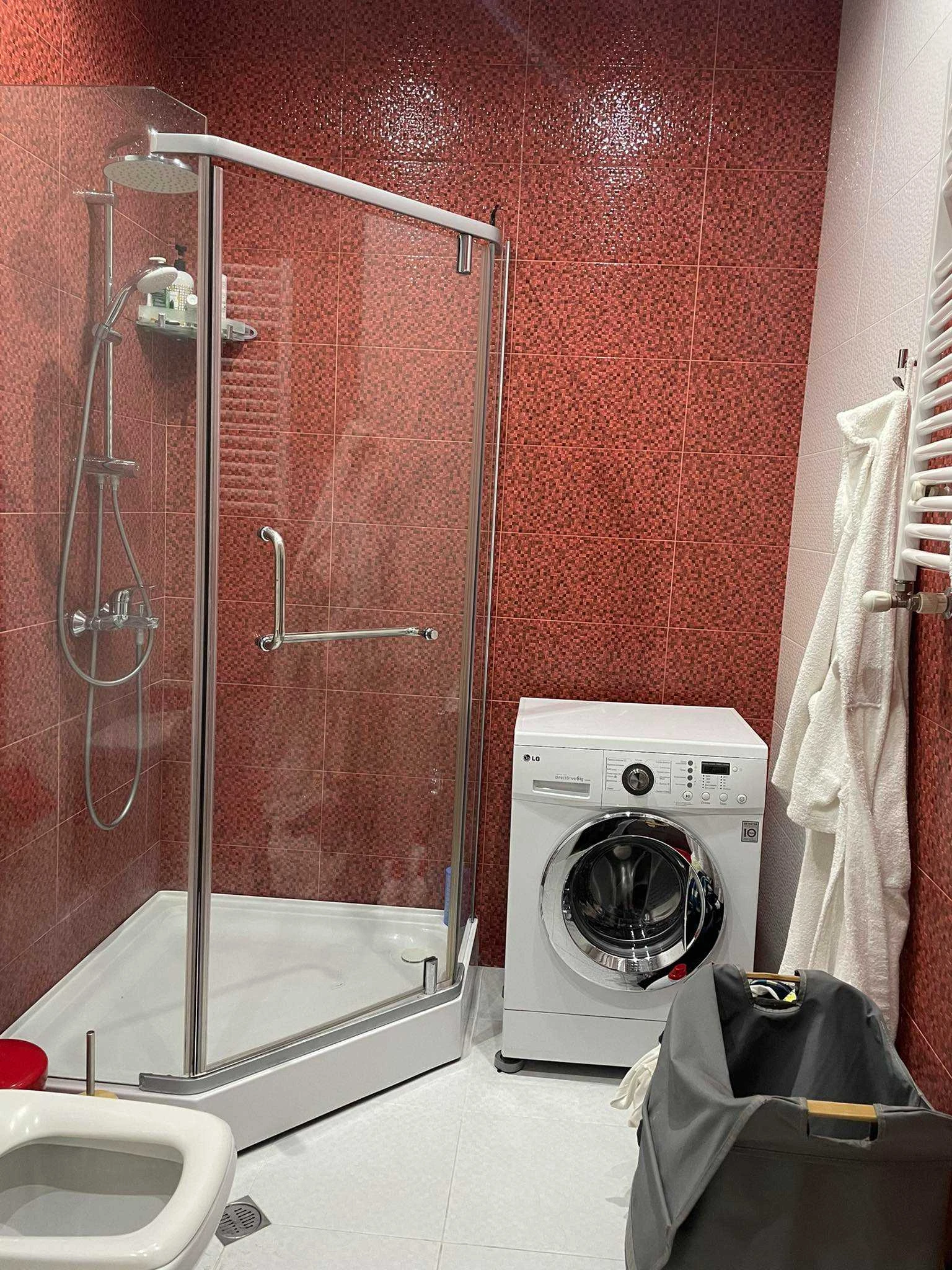 4-room apartment for rent on Titsian Tabidze Street 61, Vake, Tbilisi — second bathroom with shower and washing machine