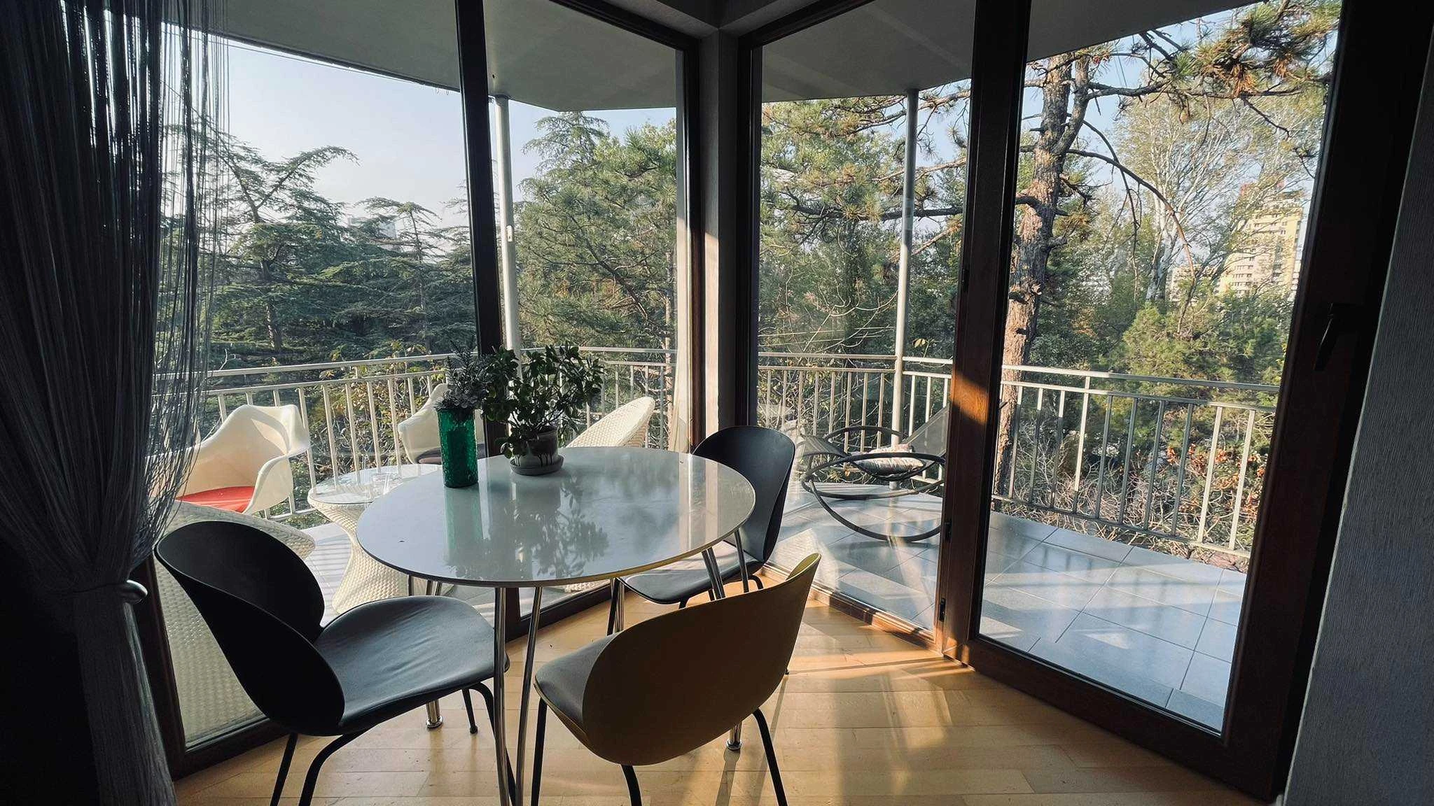 4-room apartment for rent on Titsian Tabidze Street 61, Vake, Tbilisi — dining corner with floor-to-ceiling windows and park view