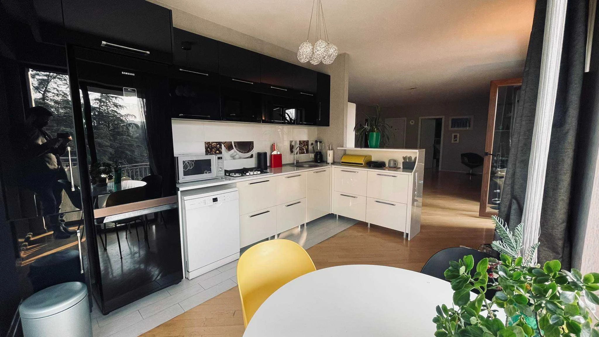 4-room apartment for rent on Titsian Tabidze Street 61, Vake, Tbilisi — kitchen with black gloss units and dining table