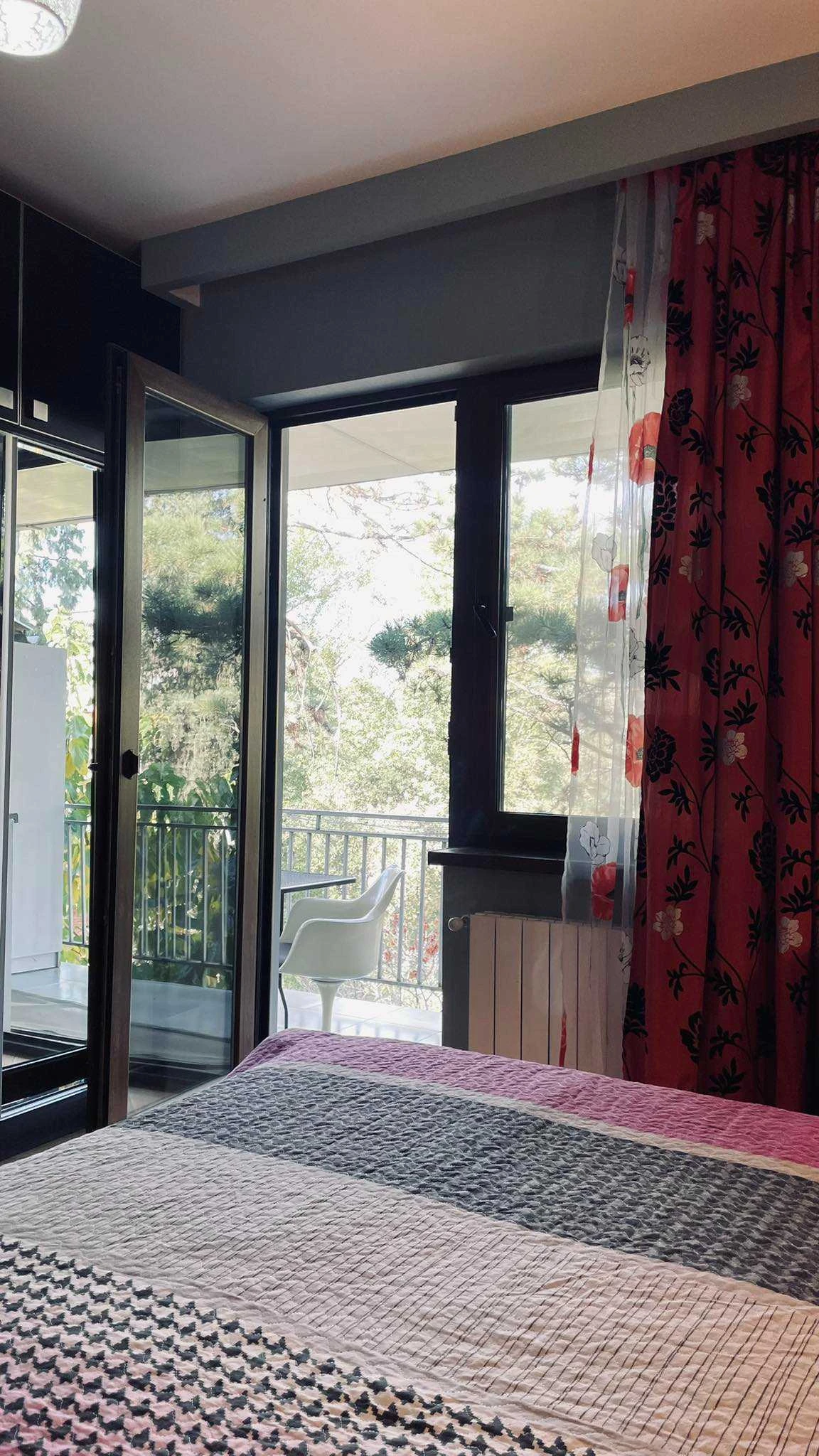 4-room apartment for rent on Titsian Tabidze Street 61, Vake, Tbilisi — bedroom with door to the balcony