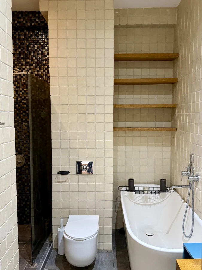 4-room apartment for sale on Marabda Street, Vake, Tbilisi — bathroom with a bathtub and walk-in shower