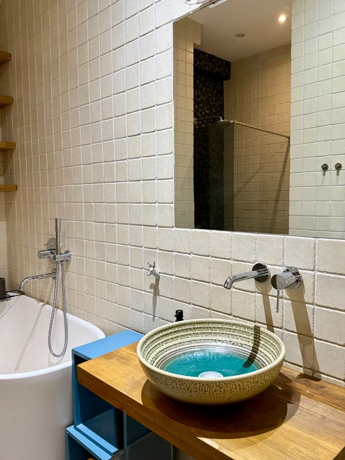 4-room apartment for sale on Marabda Street, Vake, Tbilisi — bathroom vanity with mirror and shower