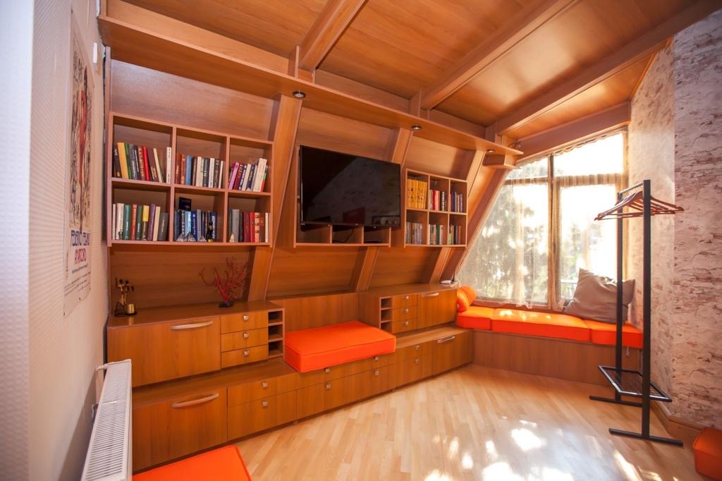 7-room house for sale on Marjanishvili Street, Chughureti, Tbilisi — wood-panelled lounge with built-in shelving and window seat