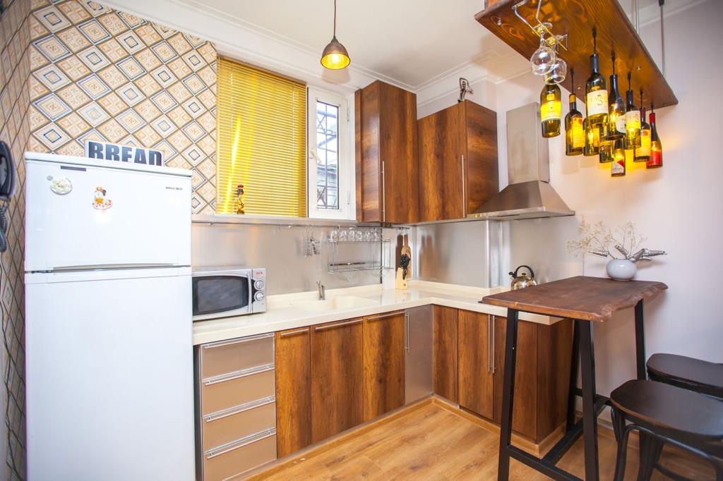 7-room house for sale on Marjanishvili Street, Chughureti, Tbilisi — kitchen with bar counter and wine rack
