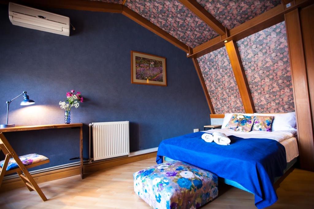7-room house for sale on Marjanishvili Street, Chughureti, Tbilisi — attic master bedroom with blue walls