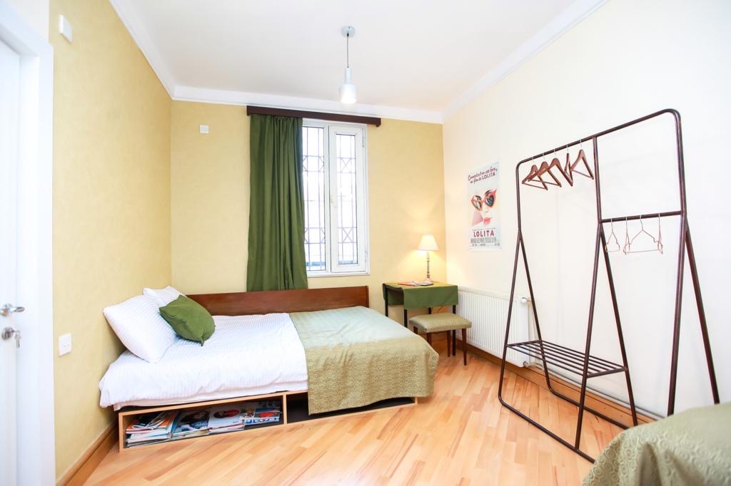 7-room house for sale on Marjanishvili Street, Chughureti, Tbilisi — bedroom with double bed
